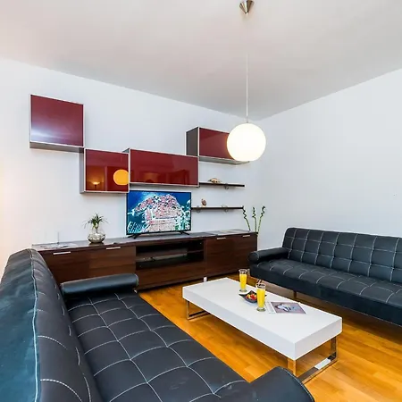 Valonija - Two Bedroom With Terrace And Garden View Apartment *