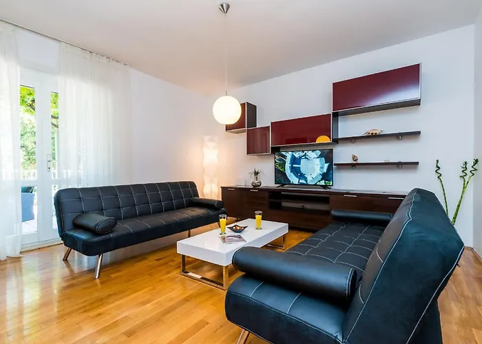 Apartment Valonija - Two Bedroom With Terrace And Garden View
