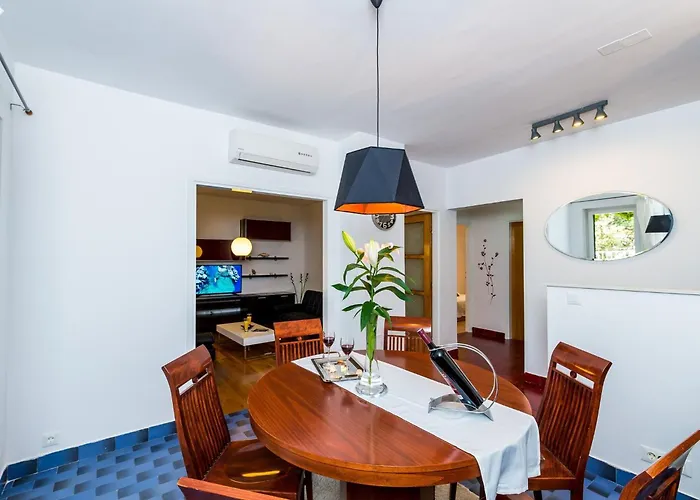 Valonija - Two Bedroom With Terrace And Garden View 아파트
